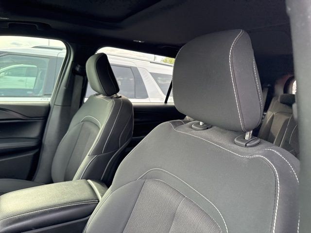 Jeep Grand Cherokee L Vehicle Full-screen Gallery Image 21