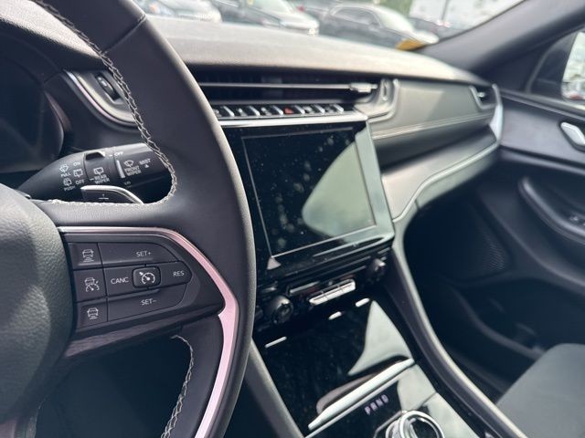 Jeep Grand Cherokee L Vehicle Full-screen Gallery Image 23