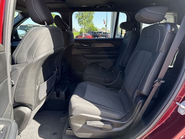 Jeep Grand Cherokee L Vehicle Full-screen Gallery Image 29