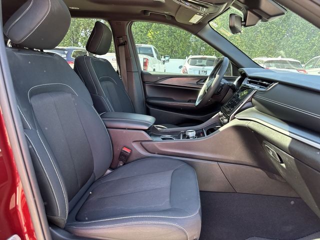 Jeep Grand Cherokee L Vehicle Full-screen Gallery Image 32
