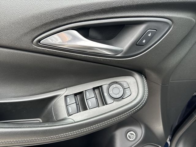Buick Encore GX Vehicle Full-screen Gallery Image 25