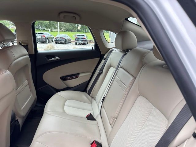 Buick Verano Vehicle Full-screen Gallery Image 10