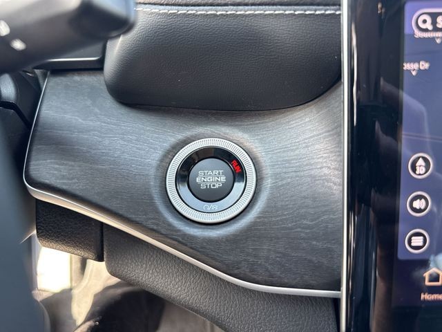 Jeep Grand Cherokee L Vehicle Full-screen Gallery Image 21