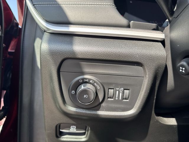 Jeep Grand Cherokee L Vehicle Full-screen Gallery Image 22