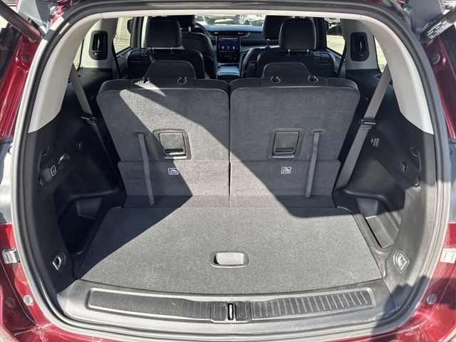 Jeep Grand Cherokee L Vehicle Full-screen Gallery Image 30