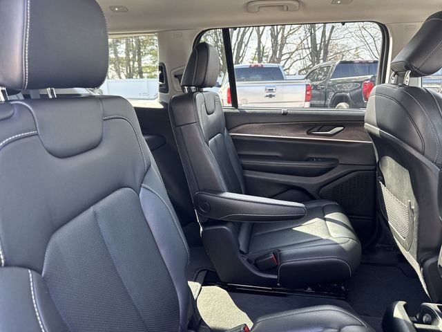 Jeep Grand Cherokee L Vehicle Full-screen Gallery Image 31