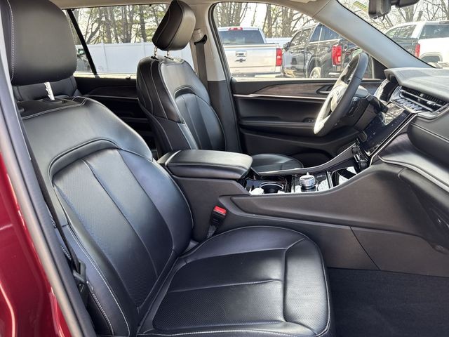 Jeep Grand Cherokee L Vehicle Full-screen Gallery Image 32