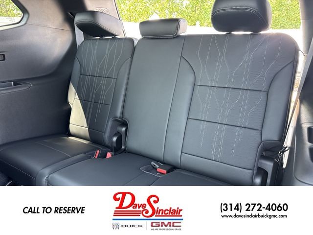 Buick Enclave Vehicle Full-screen Gallery Image 24