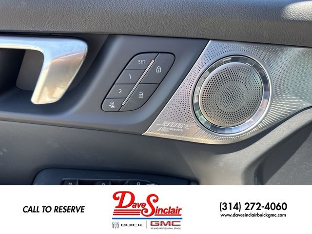 Buick Enclave Vehicle Full-screen Gallery Image 13