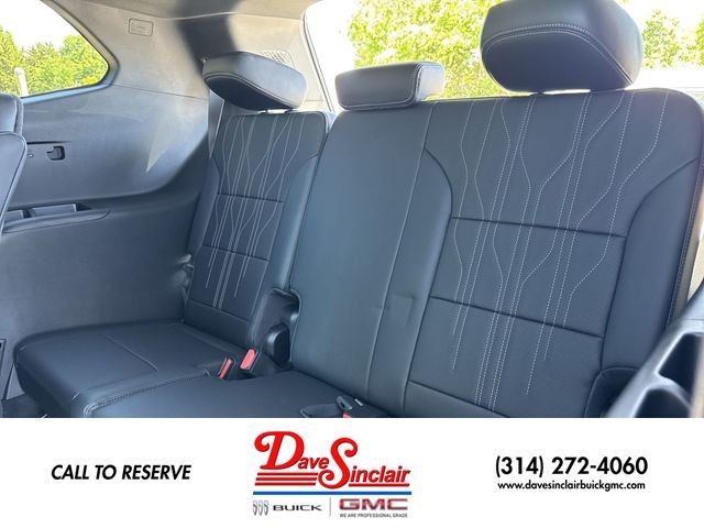 Buick Enclave Vehicle Full-screen Gallery Image 24