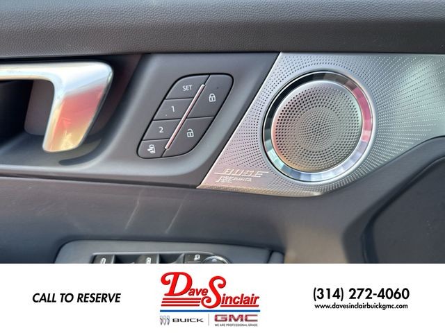 Buick Enclave Vehicle Full-screen Gallery Image 13