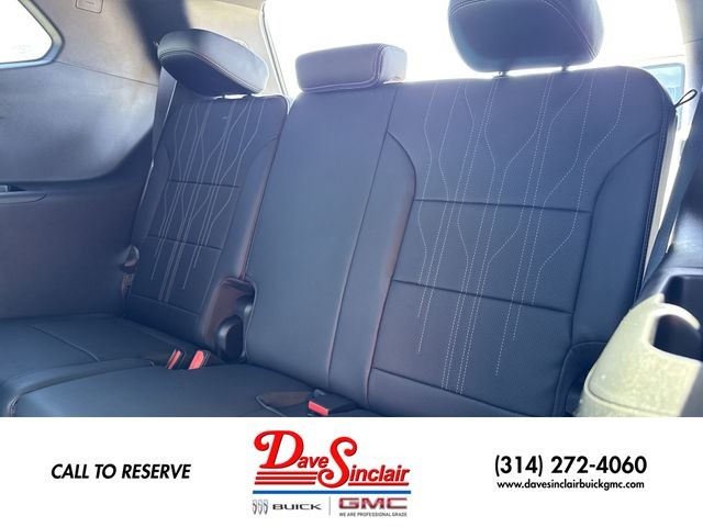 Buick Enclave Vehicle Full-screen Gallery Image 24