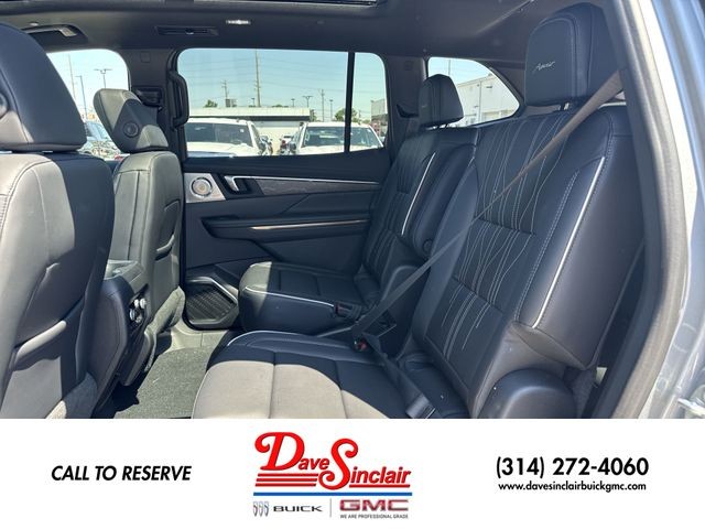 Buick Enclave Vehicle Full-screen Gallery Image 23