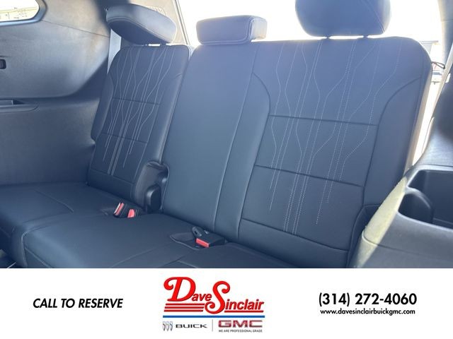 Buick Enclave Vehicle Full-screen Gallery Image 24