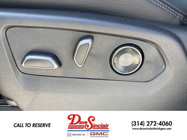 GMC Yukon Vehicle Full-screen Gallery Image 12