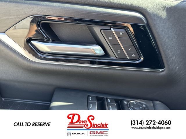 GMC Yukon Vehicle Full-screen Gallery Image 13