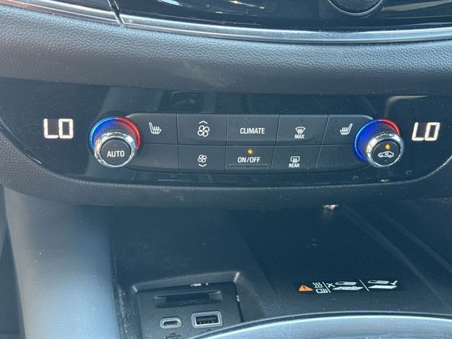 Buick Enclave Vehicle Full-screen Gallery Image 21