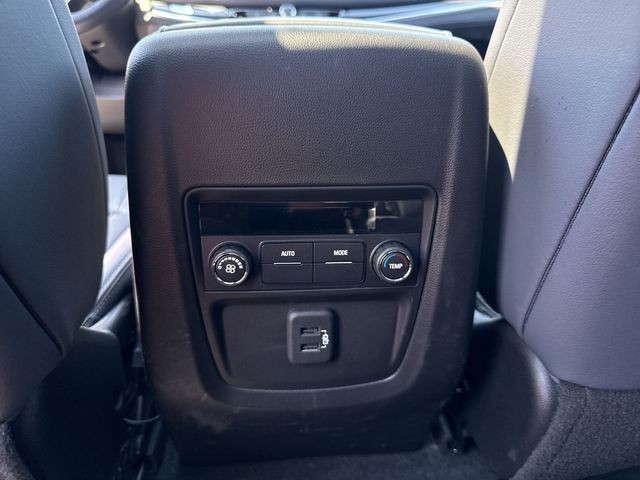 Buick Enclave Vehicle Full-screen Gallery Image 25