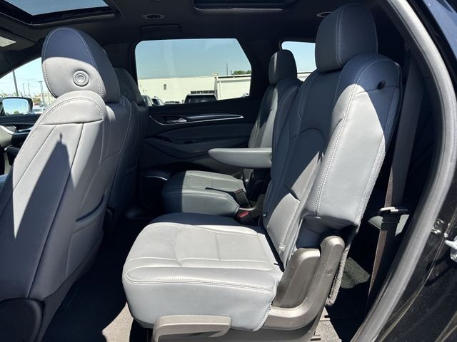 Buick Enclave Vehicle Full-screen Gallery Image 29