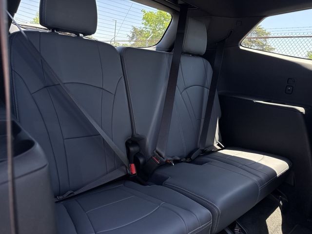 Buick Enclave Vehicle Full-screen Gallery Image 31