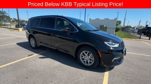 Chrysler Pacifica Vehicle Full-screen Gallery Image 02