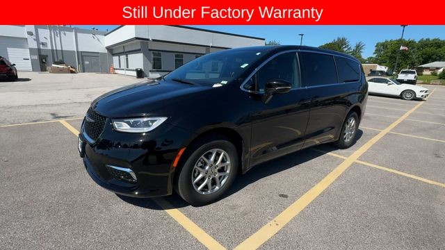 Chrysler Pacifica Vehicle Full-screen Gallery Image 05