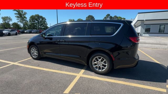Chrysler Pacifica Vehicle Full-screen Gallery Image 07