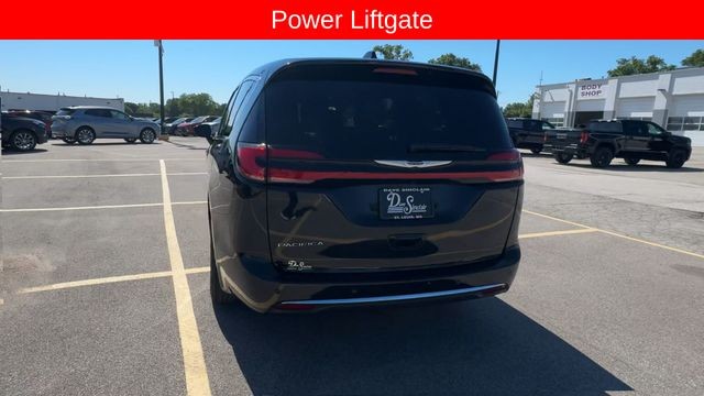 Chrysler Pacifica Vehicle Full-screen Gallery Image 09