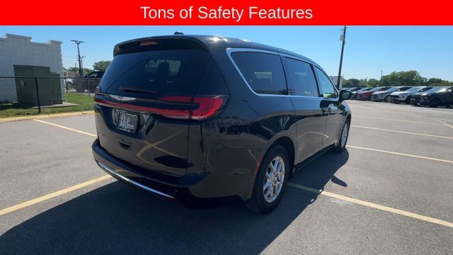 Chrysler Pacifica Vehicle Full-screen Gallery Image 10