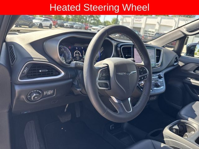 Chrysler Pacifica Vehicle Full-screen Gallery Image 13