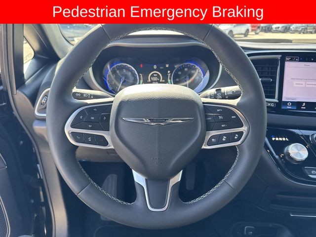 Chrysler Pacifica Vehicle Full-screen Gallery Image 14
