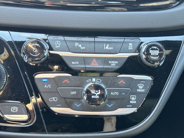 Chrysler Pacifica Vehicle Full-screen Gallery Image 22