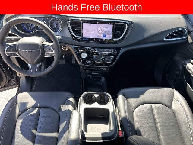 Chrysler Pacifica Vehicle Full-screen Gallery Image 24
