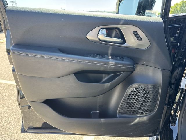 Chrysler Pacifica Vehicle Full-screen Gallery Image 25