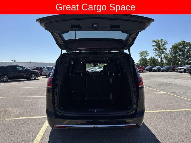 Chrysler Pacifica Vehicle Full-screen Gallery Image 28