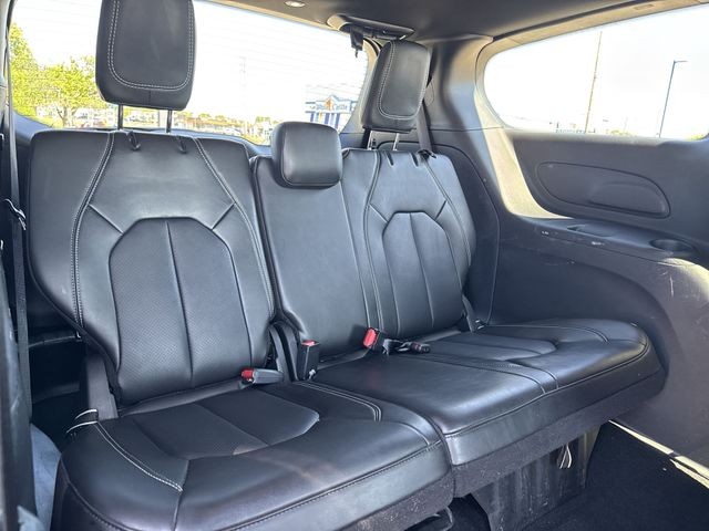 Chrysler Pacifica Vehicle Full-screen Gallery Image 29