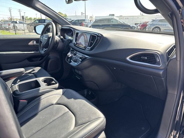 Chrysler Pacifica Vehicle Full-screen Gallery Image 31