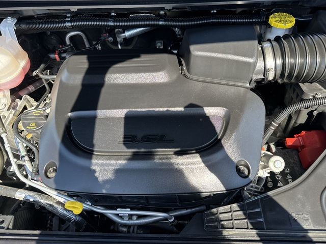 Chrysler Pacifica Vehicle Full-screen Gallery Image 32