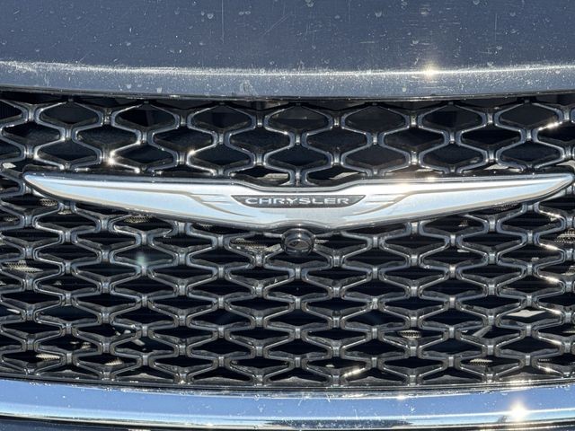 Chrysler Pacifica Vehicle Full-screen Gallery Image 33