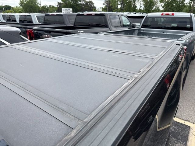 Chevrolet Silverado 1500 Vehicle Full-screen Gallery Image 15