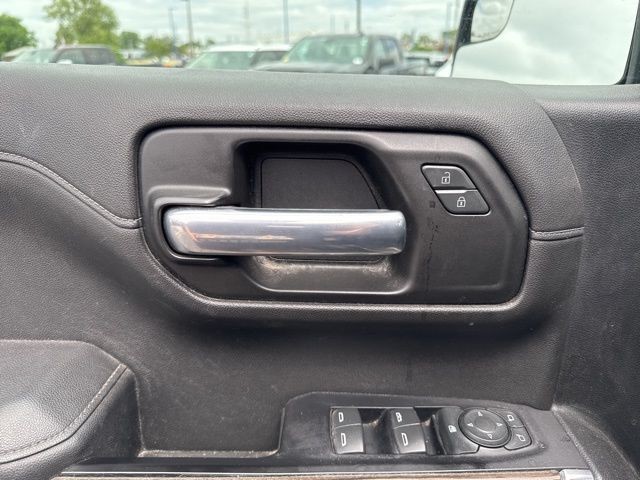 Chevrolet Silverado 1500 Vehicle Full-screen Gallery Image 19