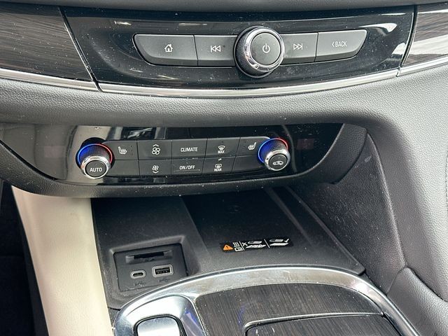 Buick Enclave Vehicle Full-screen Gallery Image 29