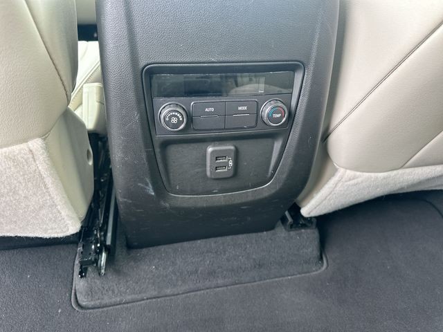 Buick Enclave Vehicle Full-screen Gallery Image 32