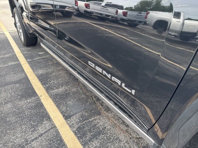 GMC Sierra 1500 Vehicle Full-screen Gallery Image 14