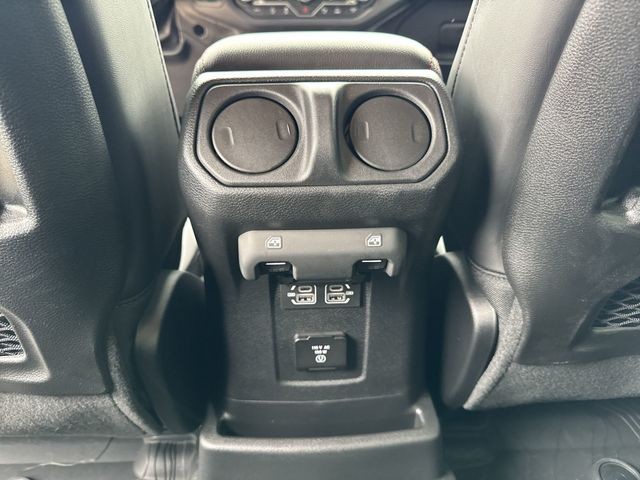 Jeep Wrangler Vehicle Full-screen Gallery Image 25