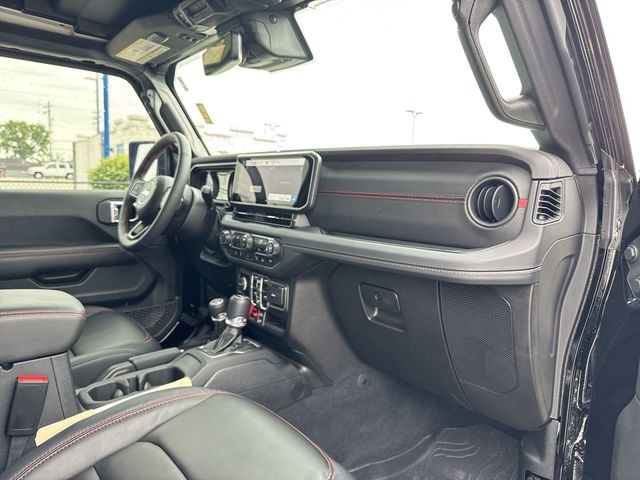Jeep Wrangler Vehicle Full-screen Gallery Image 32