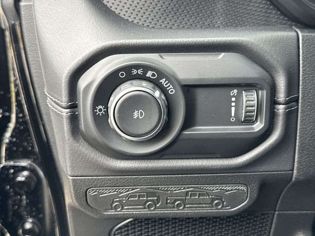 Jeep Wrangler Vehicle Full-screen Gallery Image 38