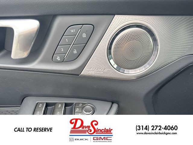 Buick Enclave Vehicle Full-screen Gallery Image 13