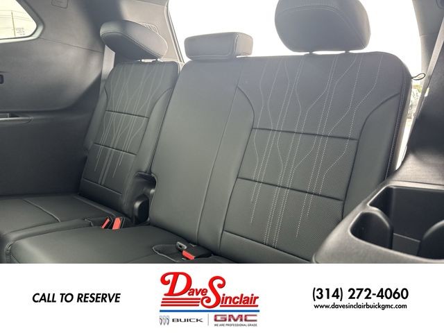 Buick Enclave Vehicle Full-screen Gallery Image 24