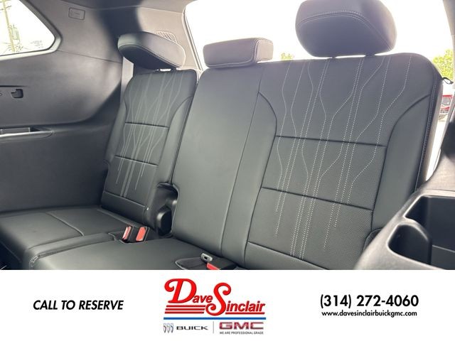 Buick Enclave Vehicle Full-screen Gallery Image 24